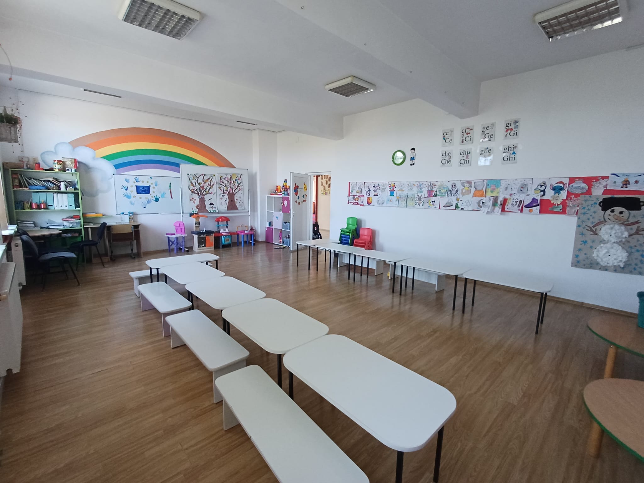 Sala de clasă luminoasă cu curcubeu